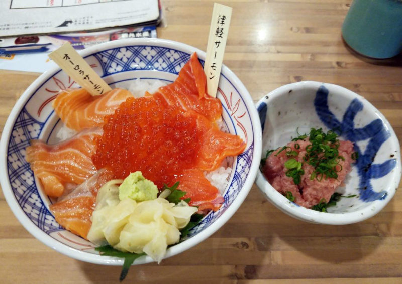 磯丸水産の限定サーモン2種食べ比べ丼とネギトロ単品